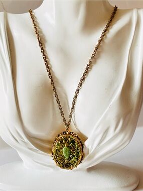 🦋2/25$ Vintage gold tone Jade Chip Necklace